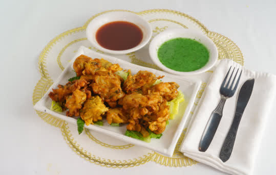 Pakora prepared fresh at a chaat station